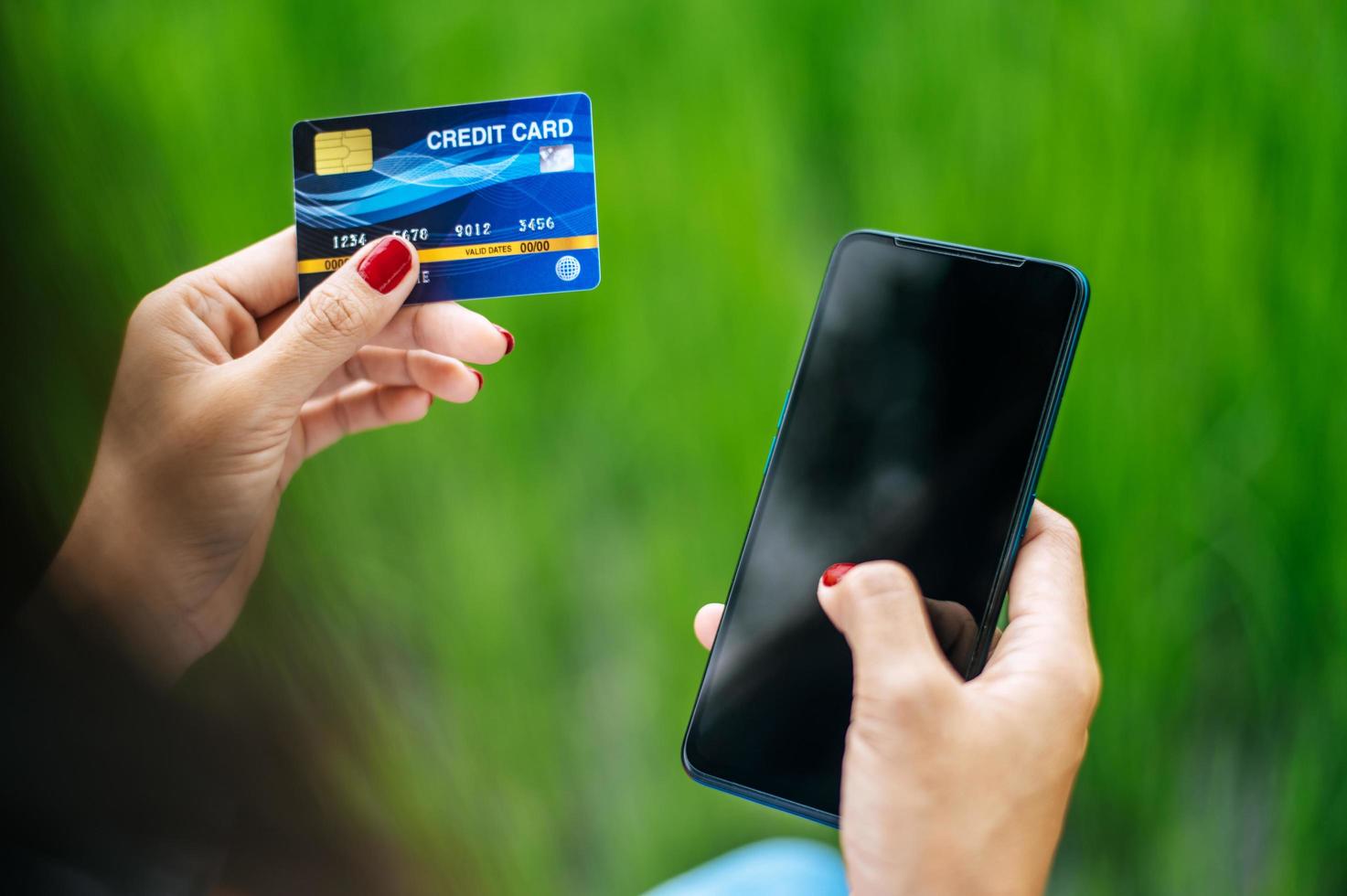 pagamento della merce con carta di credito tramite smartphone foto