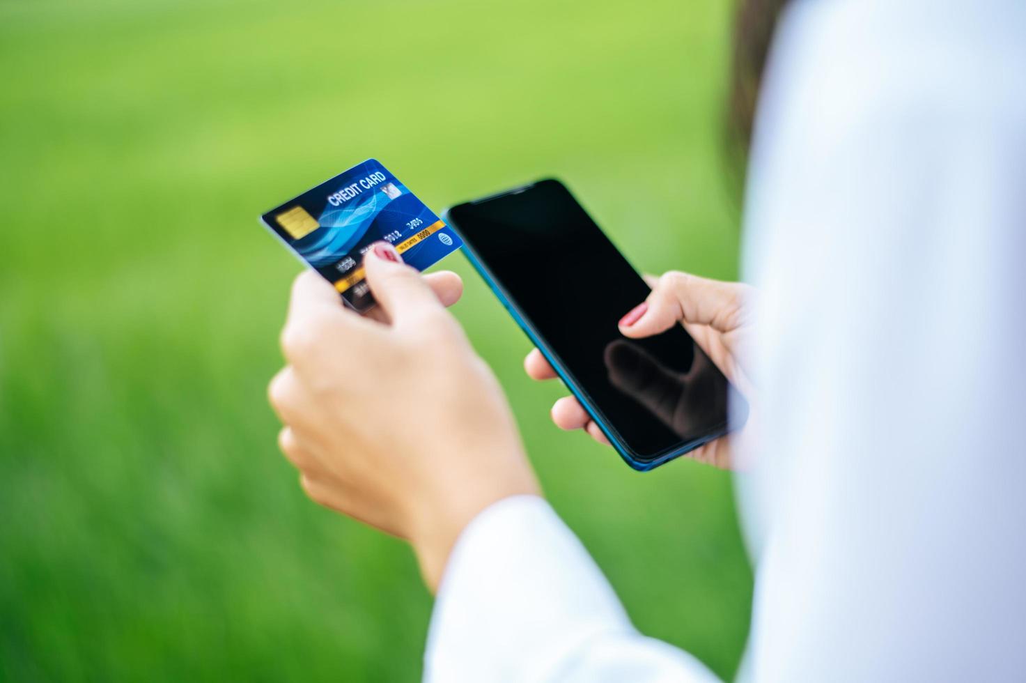 pagamento della merce con carta di credito tramite smartphone foto