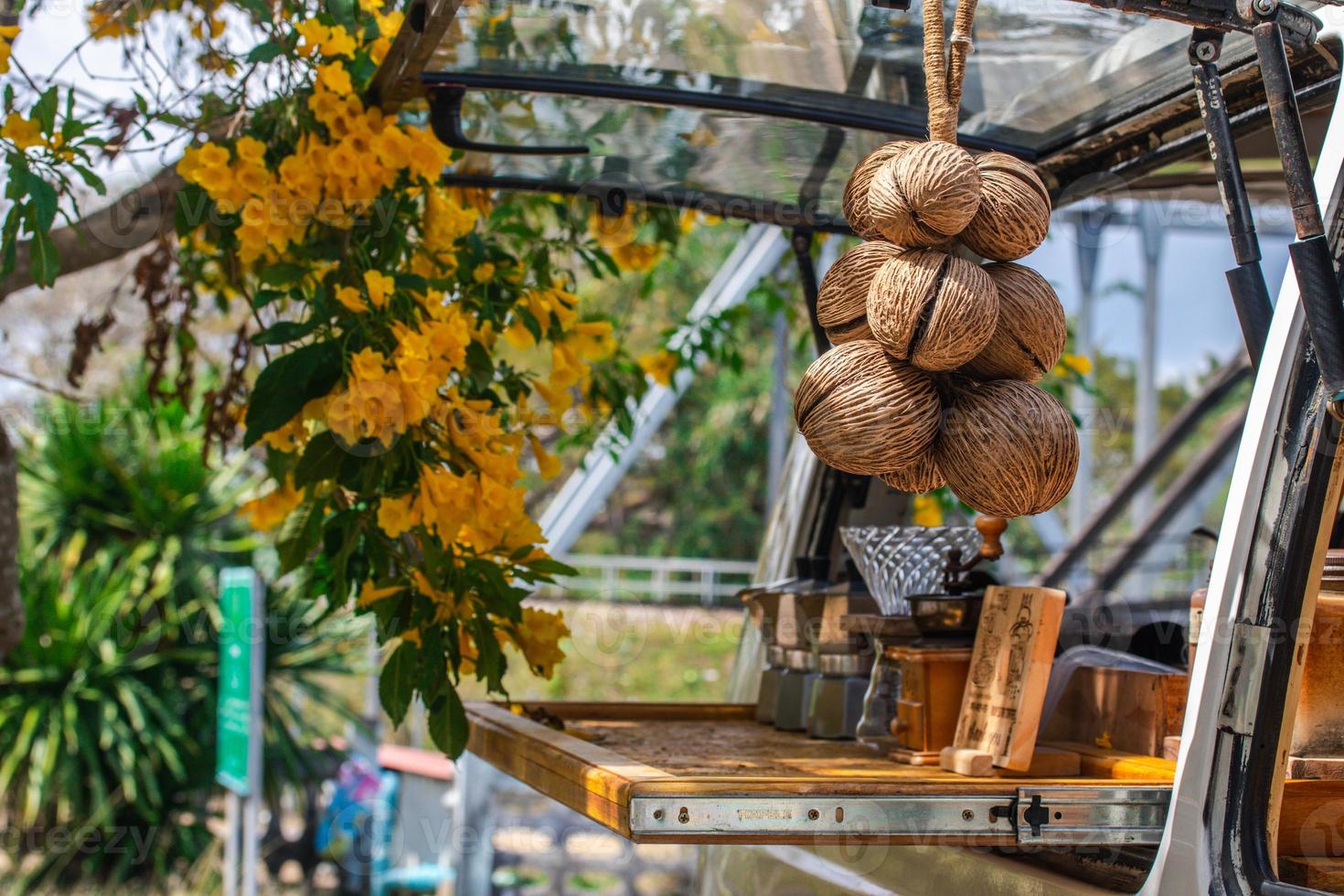 moka pentola, caffè pentola posa su il tavolo, natura sfondo foto