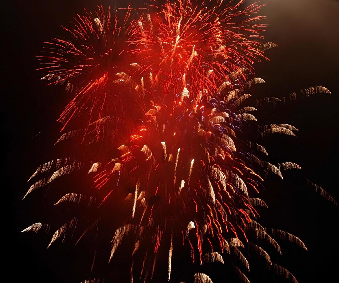 fuochi d'artificio rossi nel cielo foto