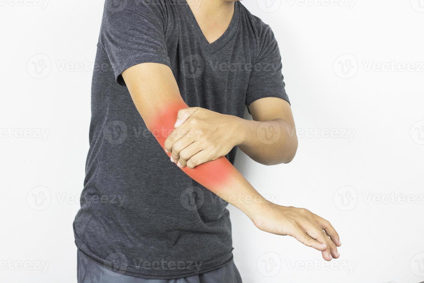 l'uomo ha dolore al braccio e dolore su sfondo bianco foto