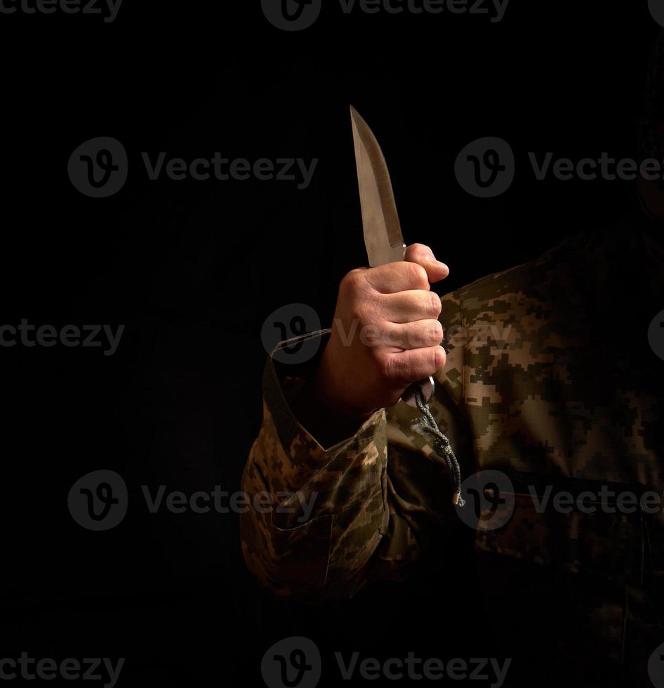 maschio mano detiene acciaio acuto coltello, Basso chiave foto