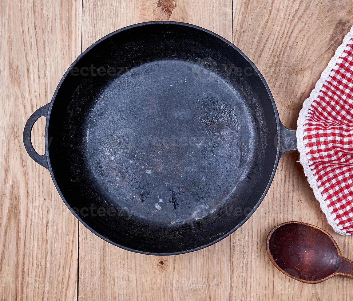 vuoto nero il giro frittura padella e rosso cucina tovagliolo foto