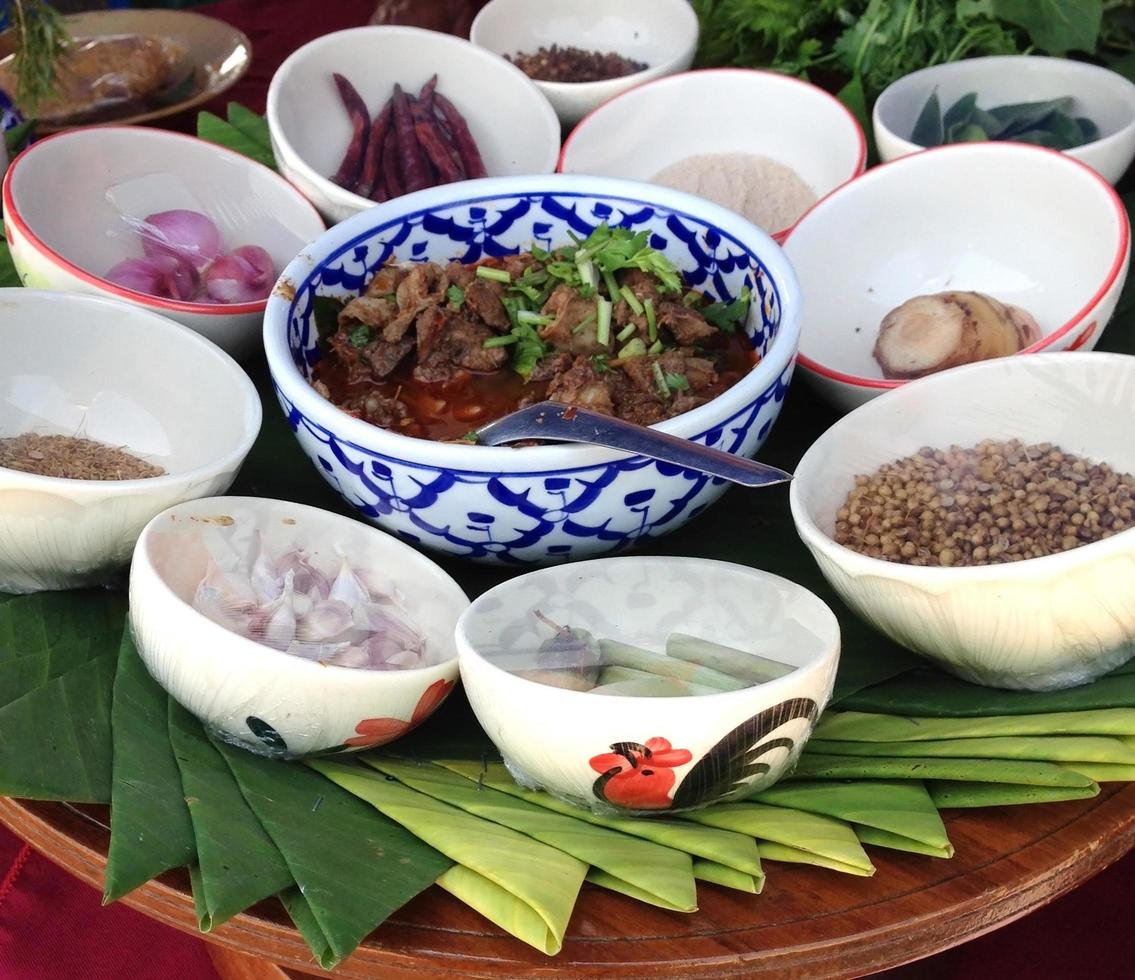 cibo tailandese in ciotole foto