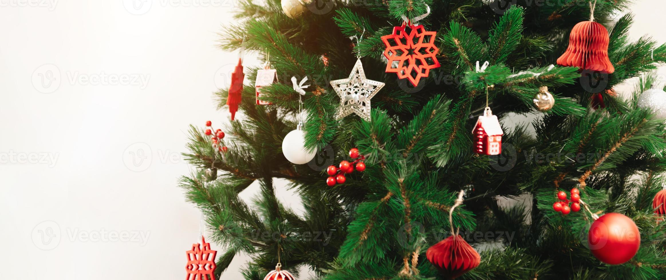 allegro Natale decorato Natale albero su sfocato sfondo. foto