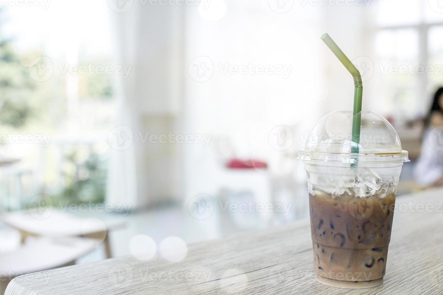 caffè ghiacciato sul tavolo nella caffetteria foto