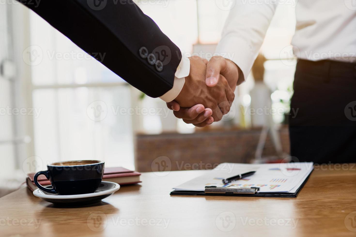 concetto di partner commerciale, uomini d'affari si stringono la mano foto