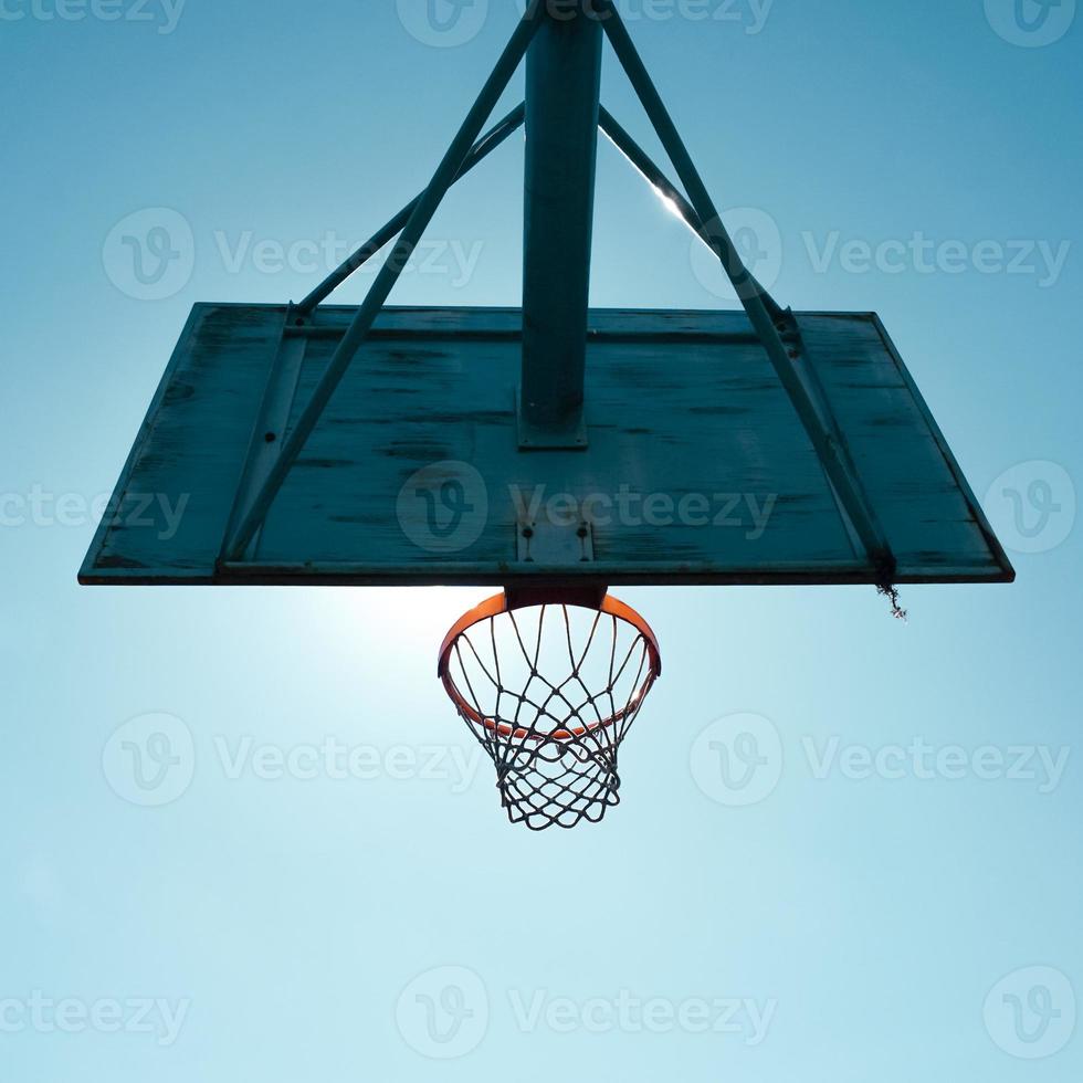 vecchio abbandonato strada pallacanestro cerchio e blu cielo sfondo foto