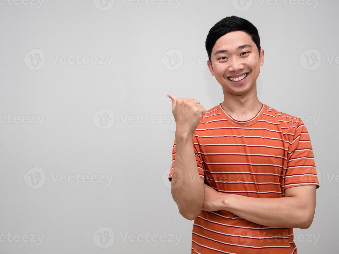 positivo asiatico uomo arancia a strisce camicia Sorridi attraversamento braccia isolato foto