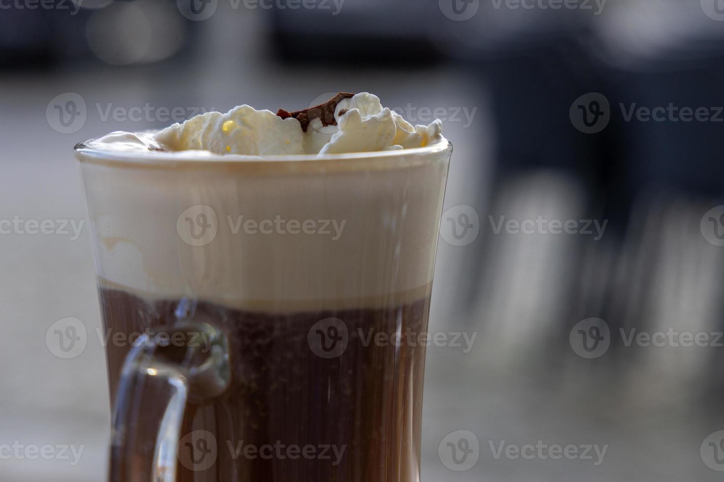 avvicinamento a tazza di caldo irlandesi caffè foto