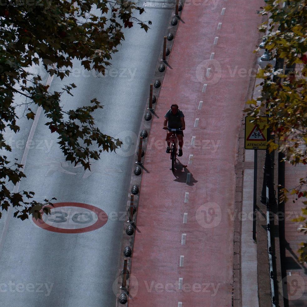 ciclista su il strada, bicicletta modalità di mezzi di trasporto nel bilbao città, Spagna foto