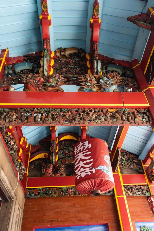 bandung, Indonesia, 2020 - il architettura di il Budda tempio con Cinese ornamento piace rosso colori stupisce il buddista persone mentre preghiere foto