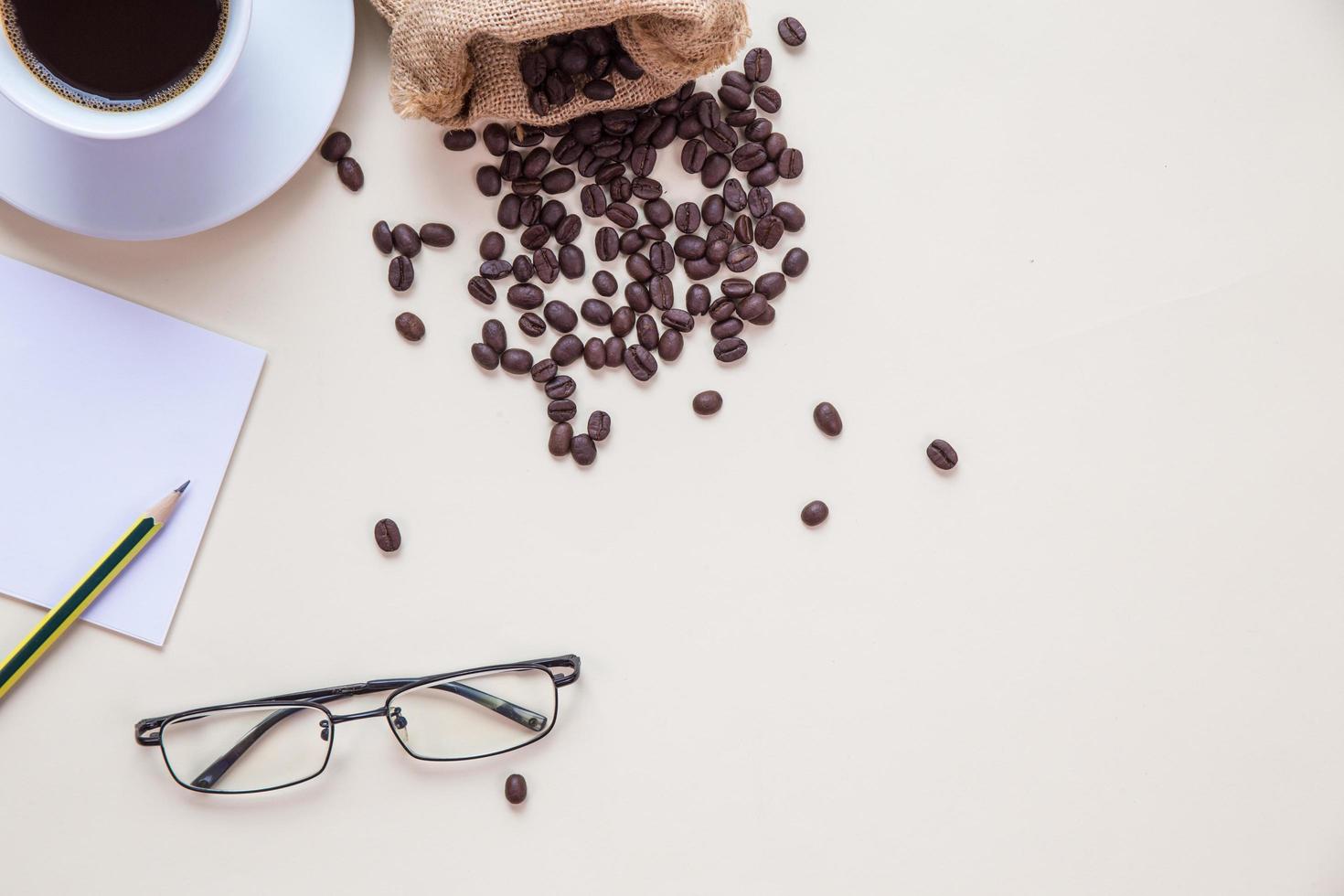 vista dall'alto tazza di caffè e chicchi di caffè foto