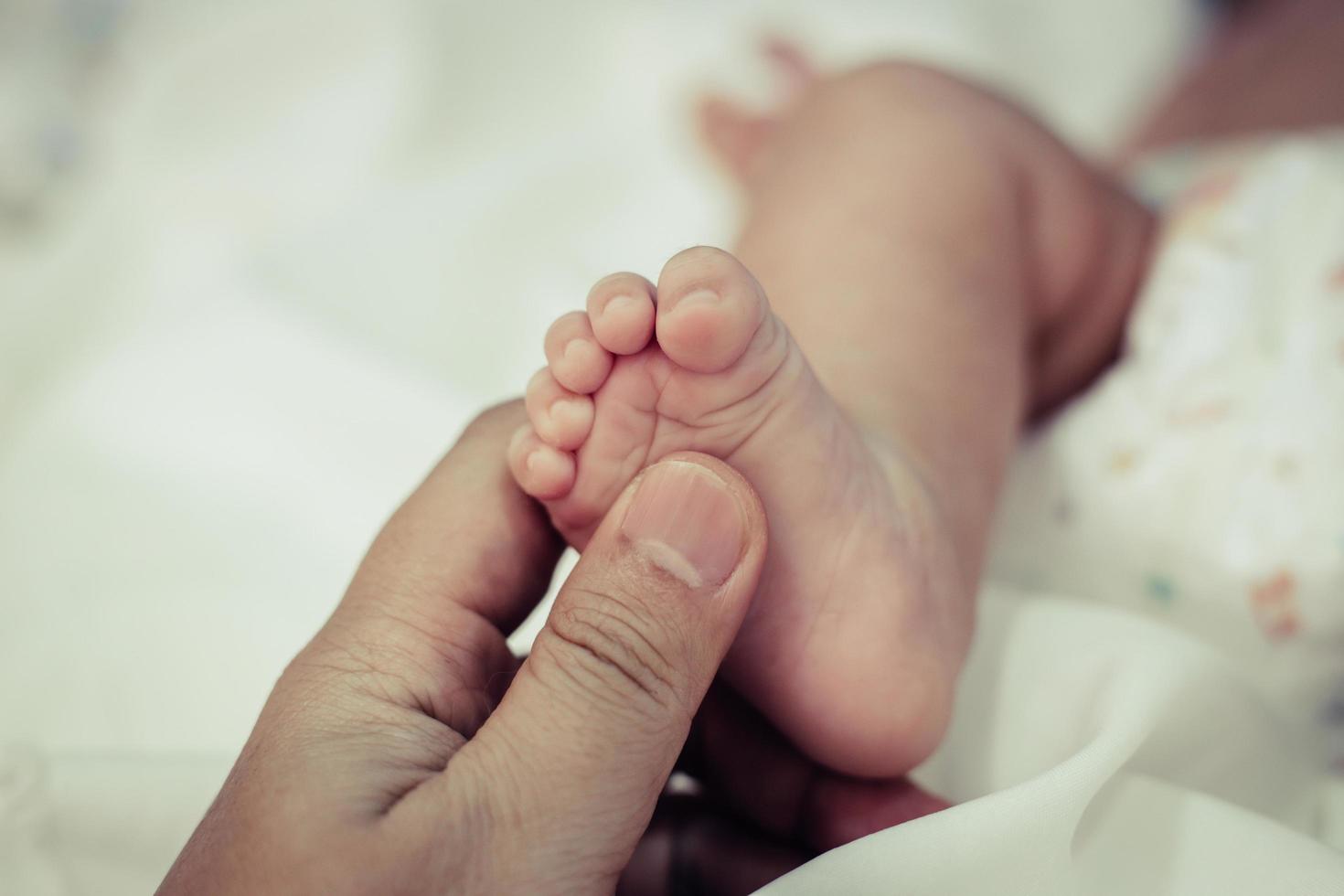 primo piano del bambino appena nato foto