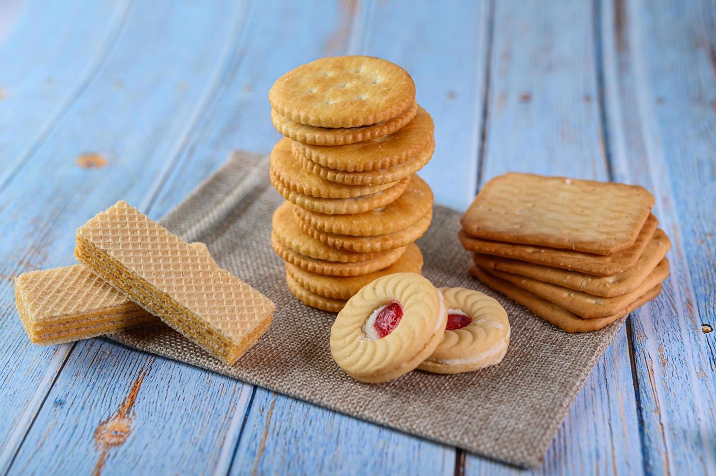 biscotti disposti su un panno foto