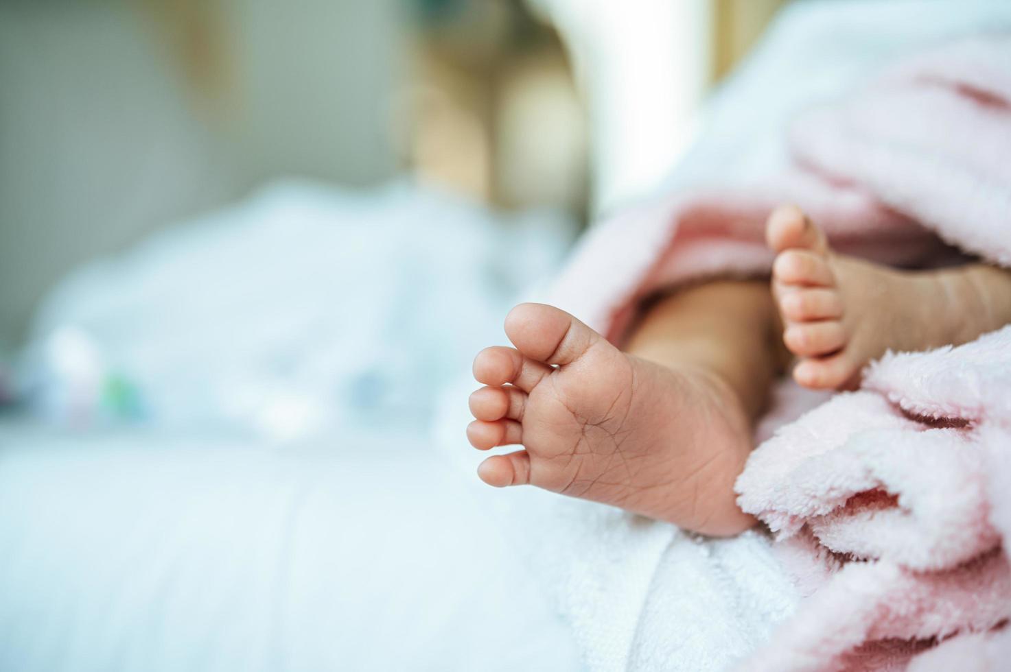 piedi del neonato foto