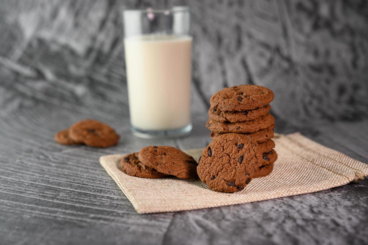 biscotti e un bicchiere di latte su un panno foto