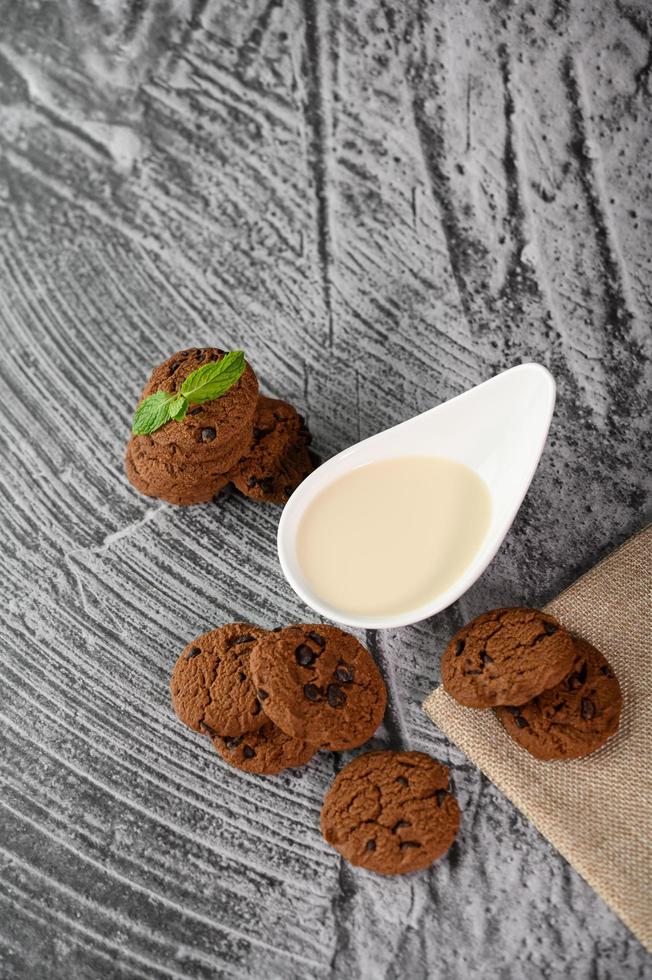 biscotti e un cucchiaio di latte su un panno foto