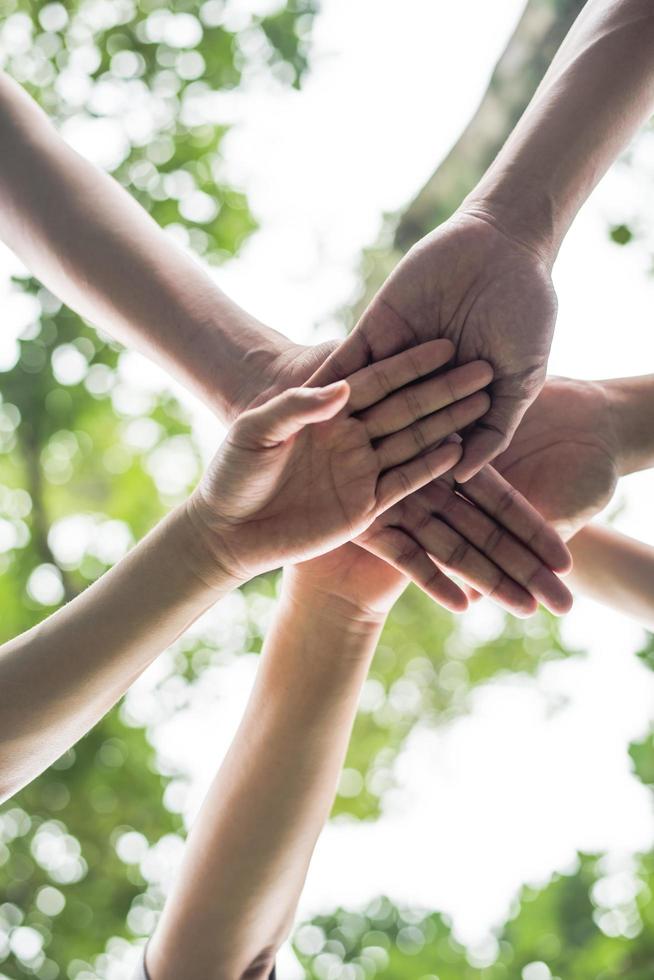 primo piano di un team di studenti con le loro mani insieme foto