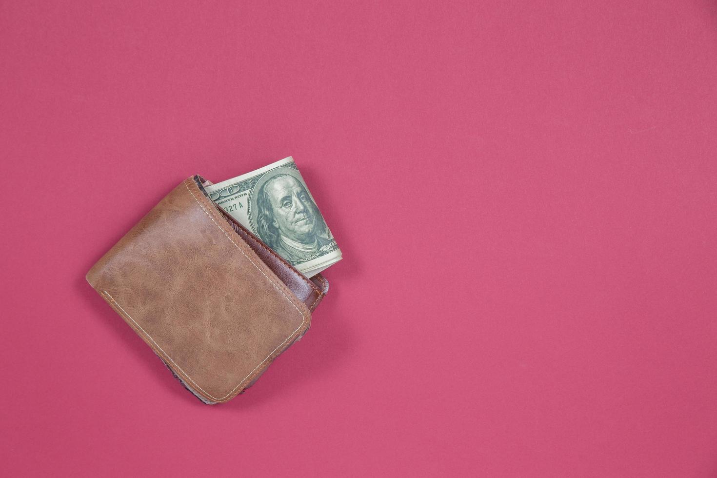 vista dall'alto del portafoglio e della banconota del dollaro foto