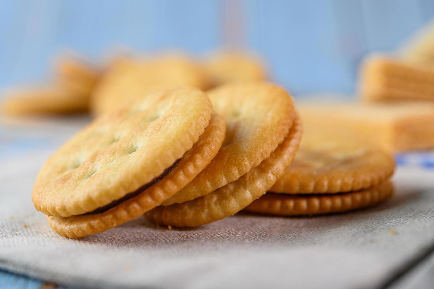 biscotti disposti su un panno foto