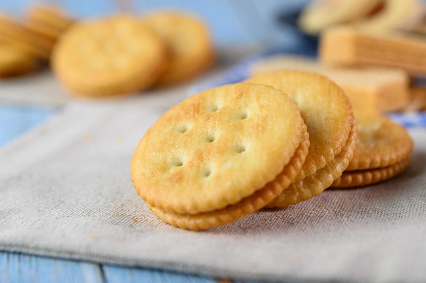 biscotti disposti su un panno foto