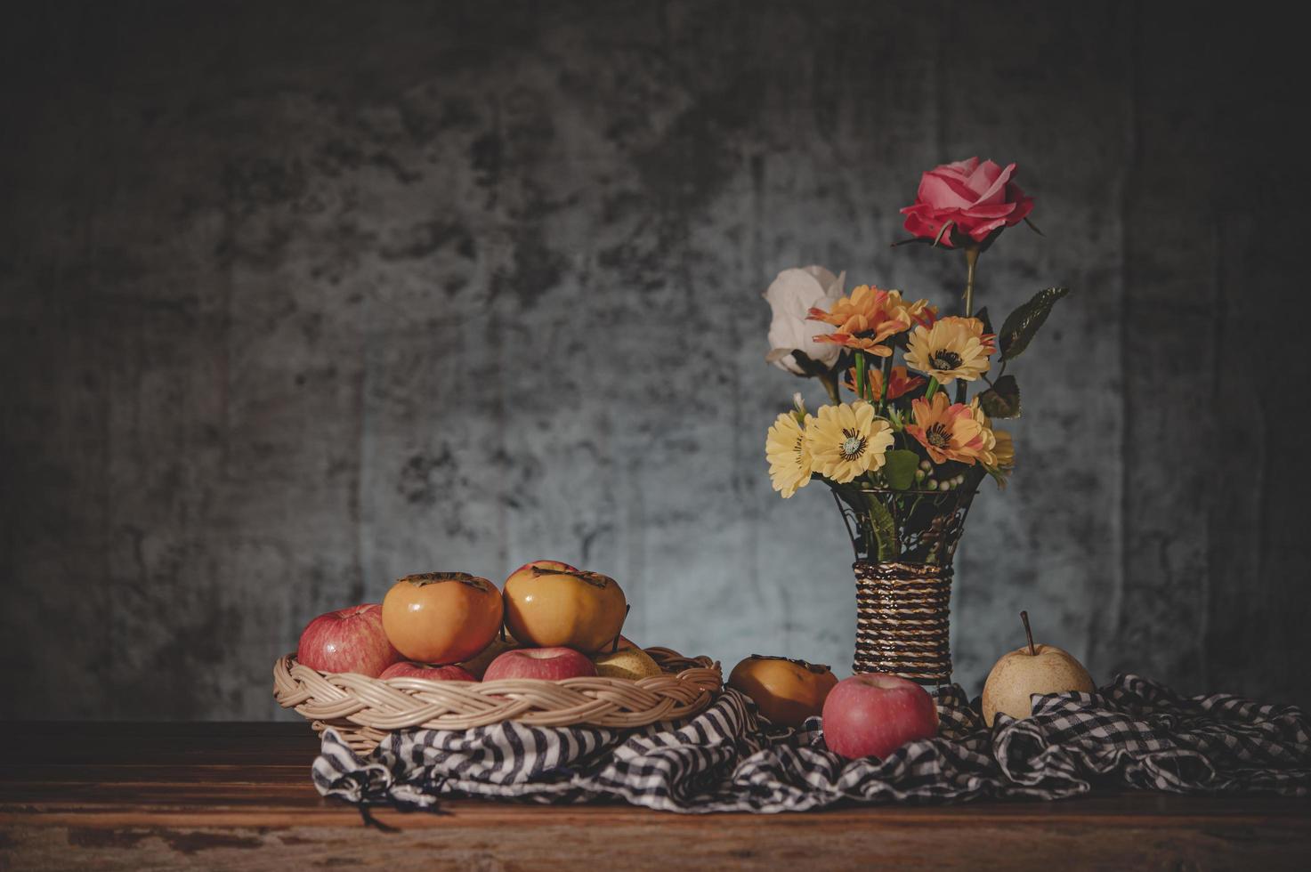 natura morta con fiori e cesti di frutta foto