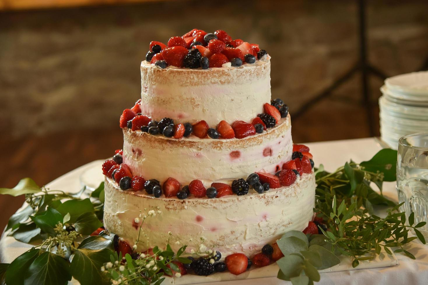 torta di bacche a più livelli foto