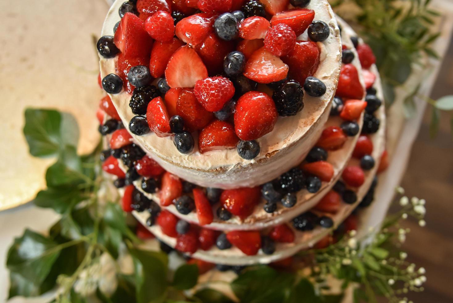 vista dall'alto di una torta di frutti di bosco foto