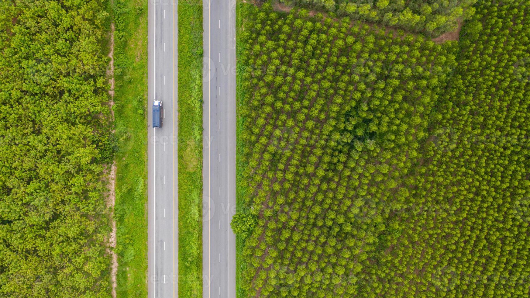 vista aerea di un camion su una strada foto