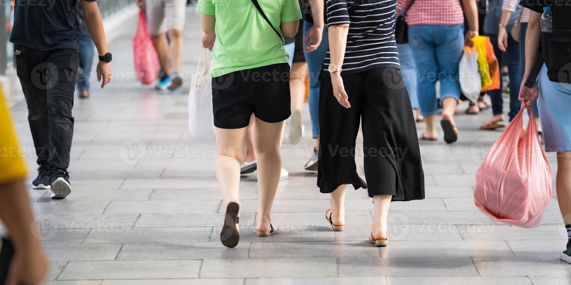 persone che camminano in una strada trafficata foto