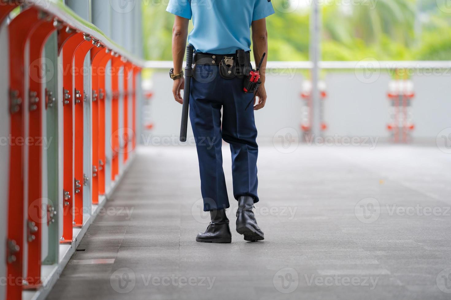 guardia di sicurezza che controlla la zona foto