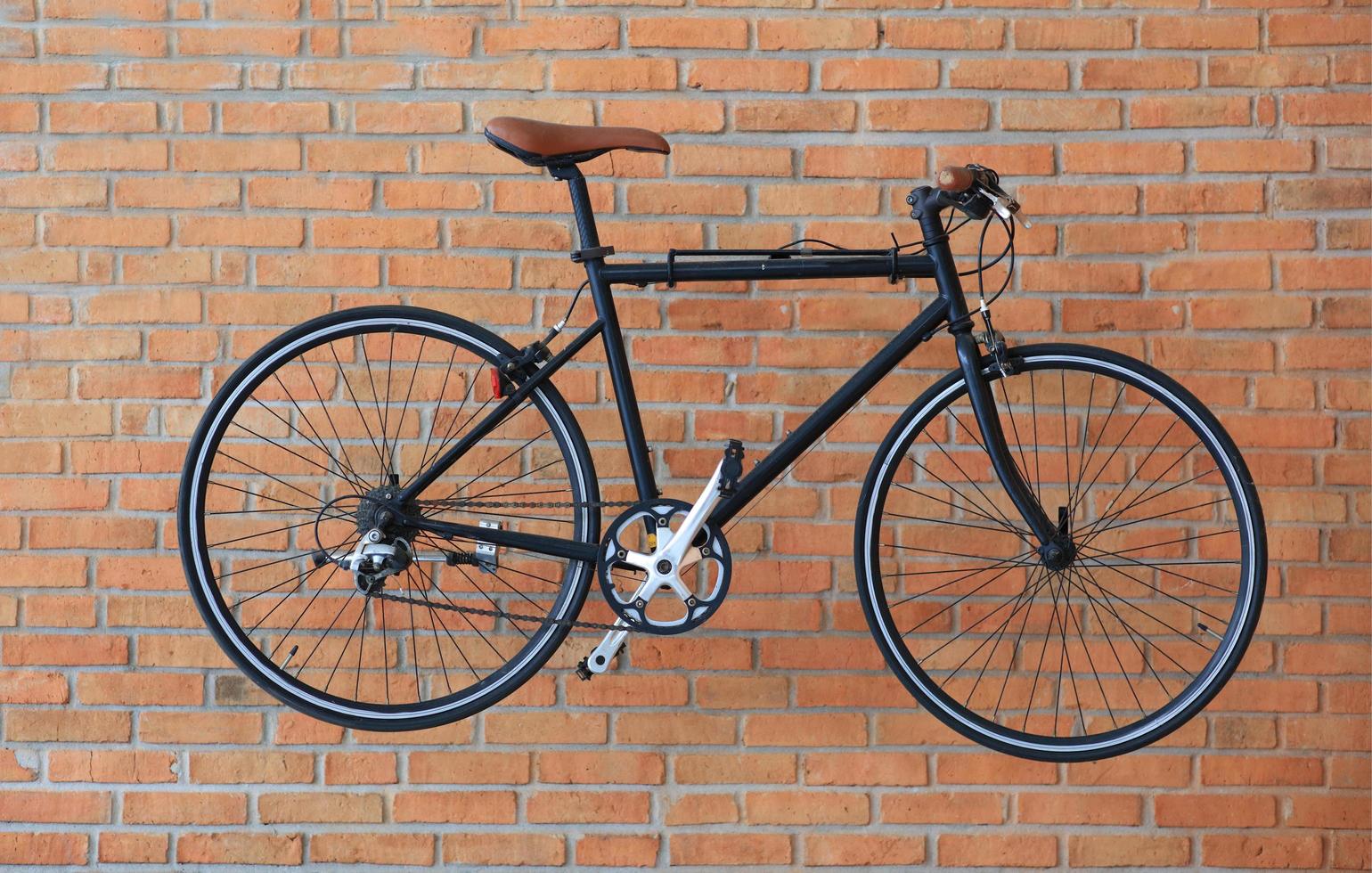 bicicletta vintage contro un muro di mattoni foto