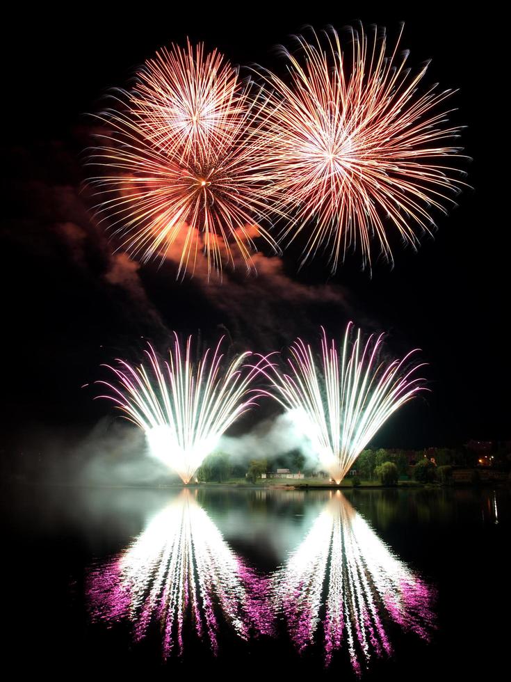 fuochi d'artificio rossi, bianchi e rosa foto