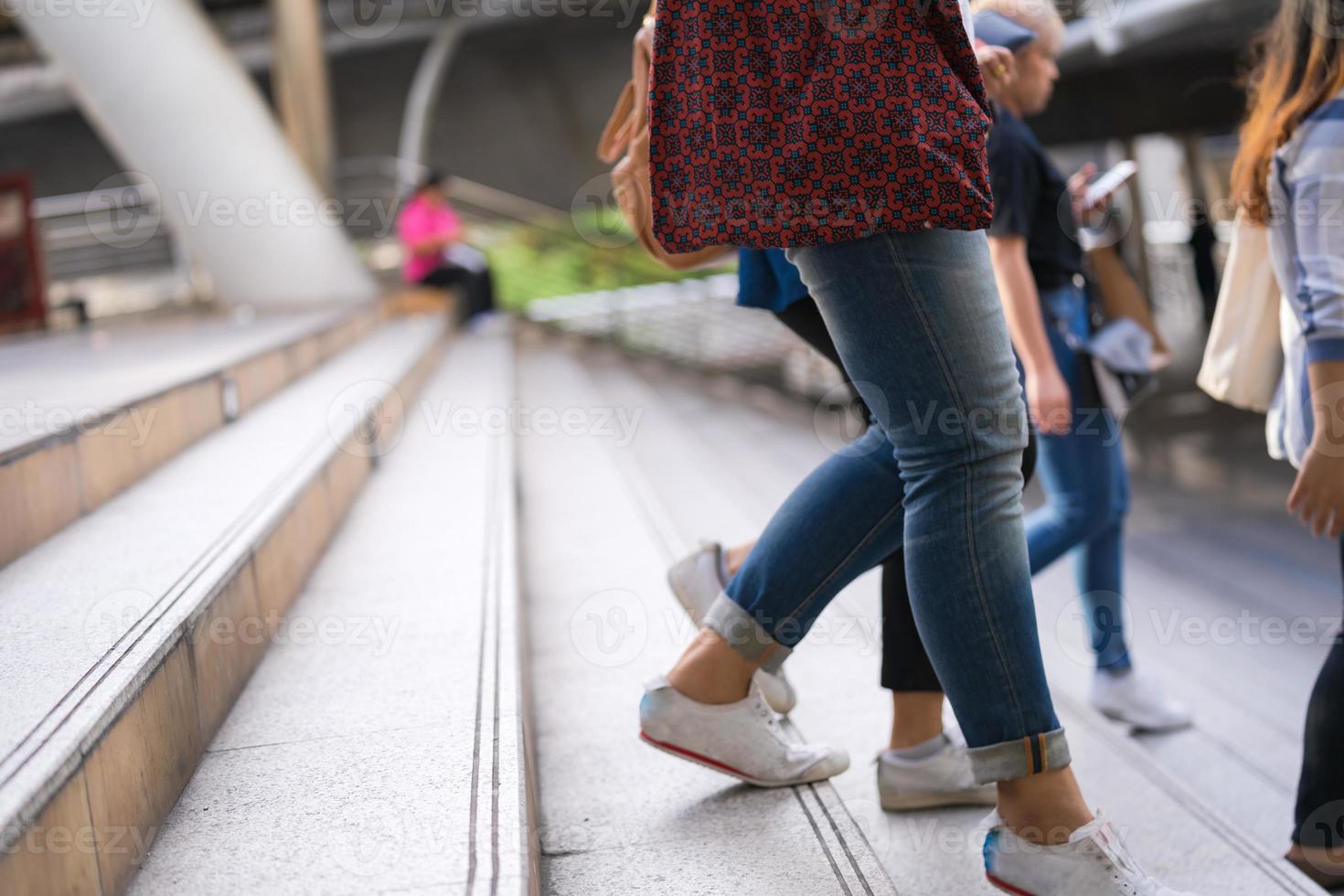 primo piano di persone che camminano sulle scale foto