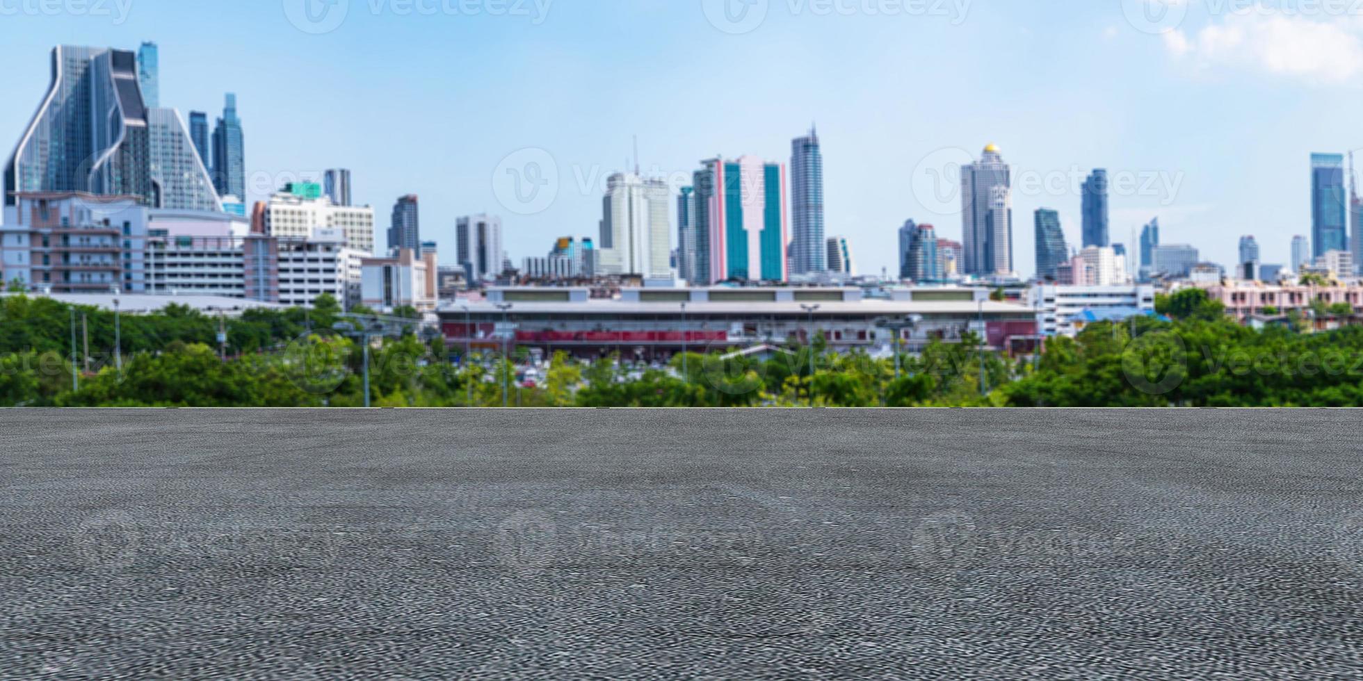 cemento con la città sullo sfondo foto