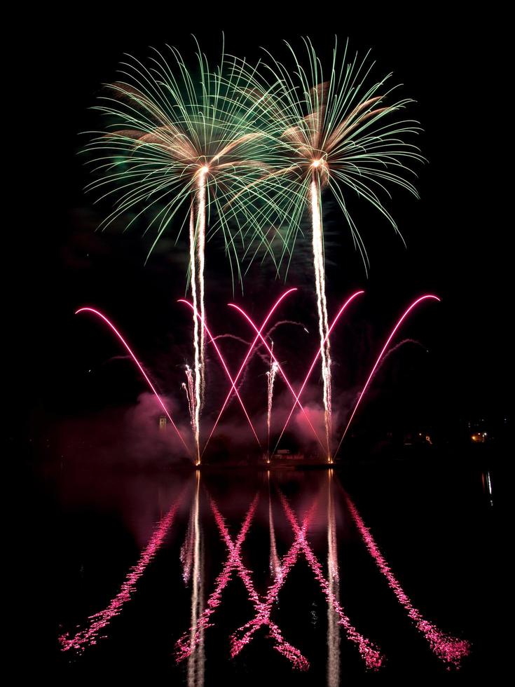 fuochi d'artificio verdi, dorati e rossi foto