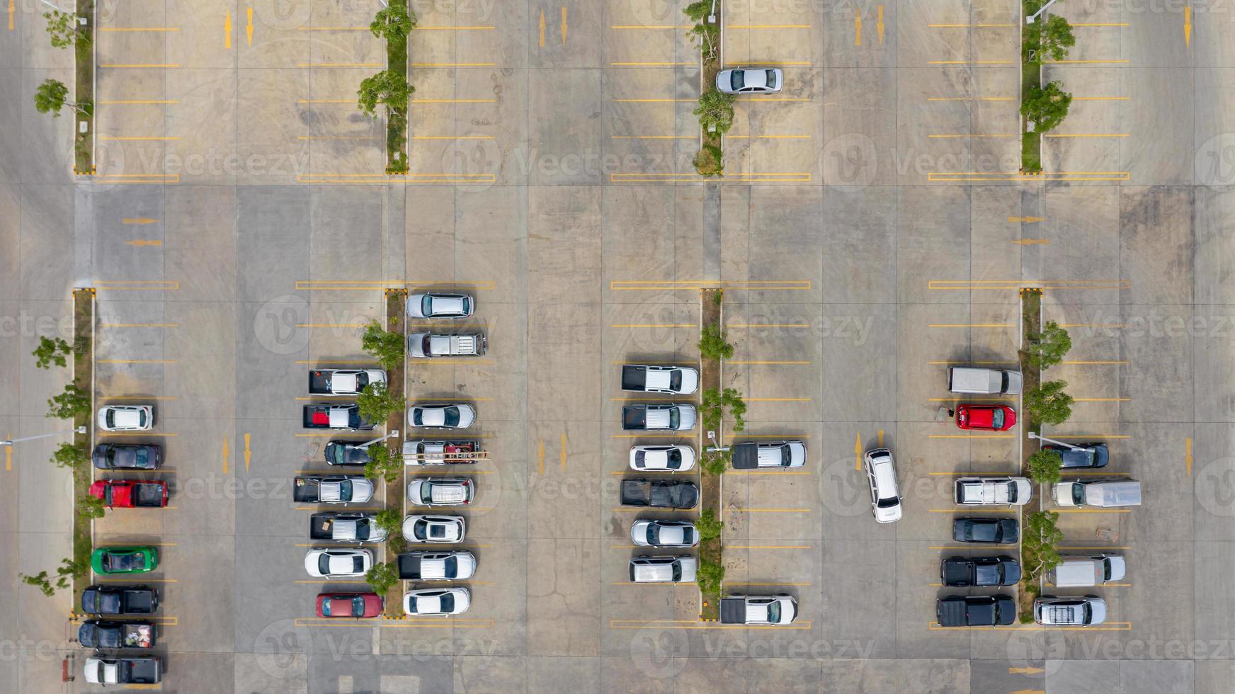 veduta aerea di auto in un parcheggio all'aperto foto