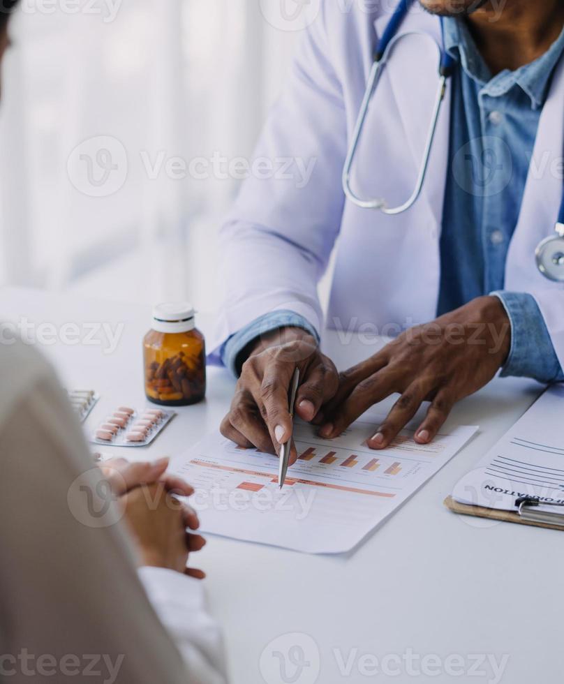 maschio medico scrittura su rx prescrizione, copia spazio, consenso contrarre cartello prescrivere un' rimedio salutare stile di vita assistenza sanitaria in linea medico servizio concetto foto