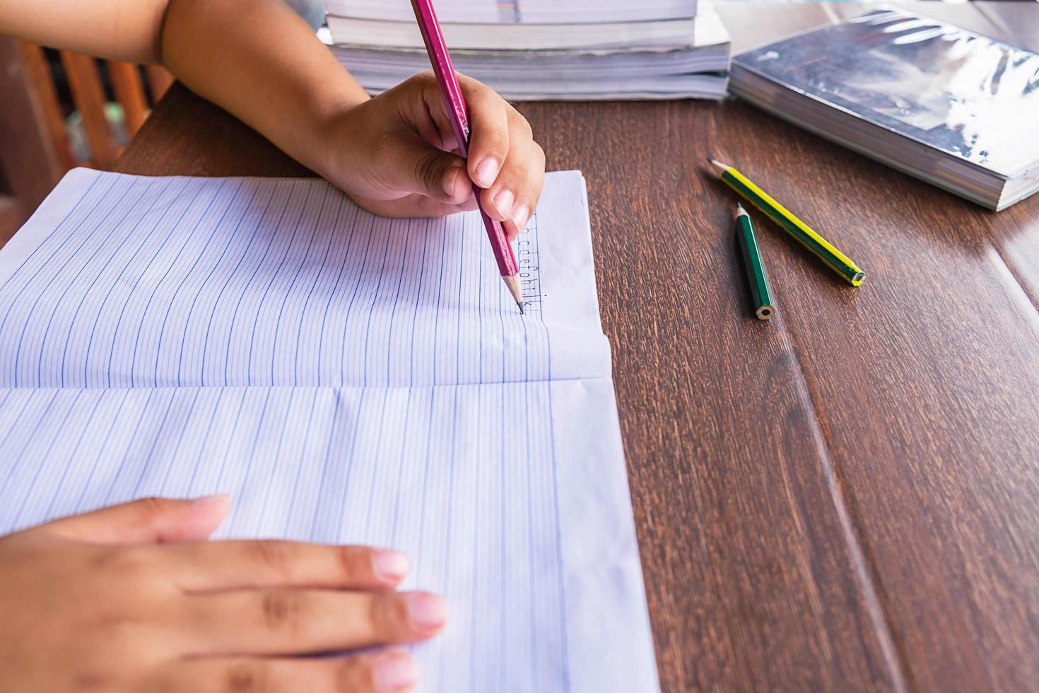 studente che scrive in un taccuino foto