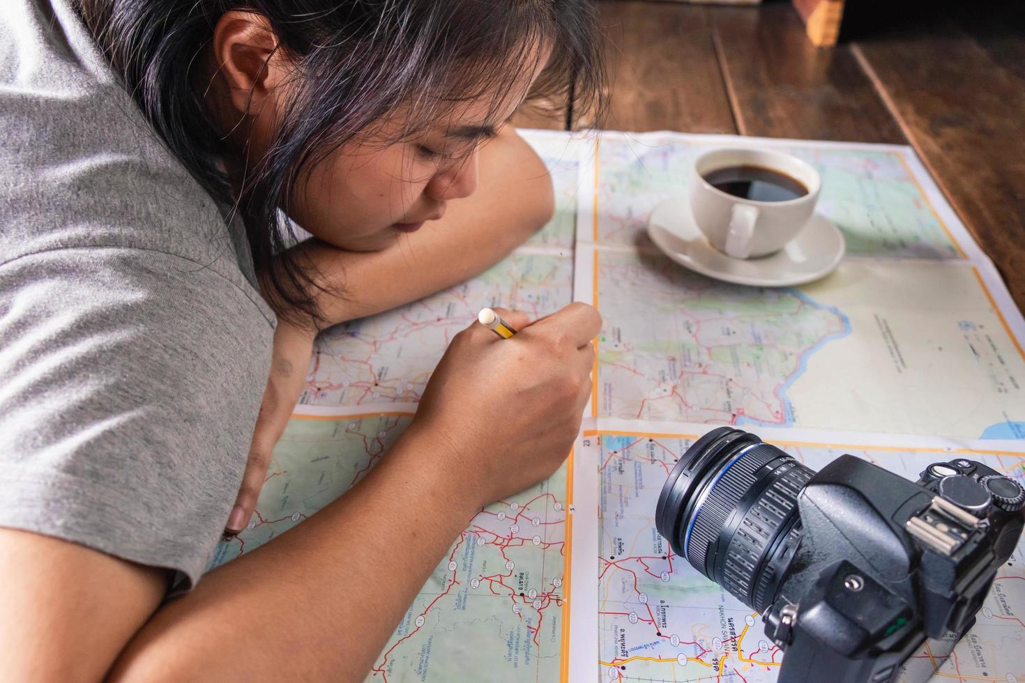 primo piano di una ragazza che fa programmi di viaggio foto