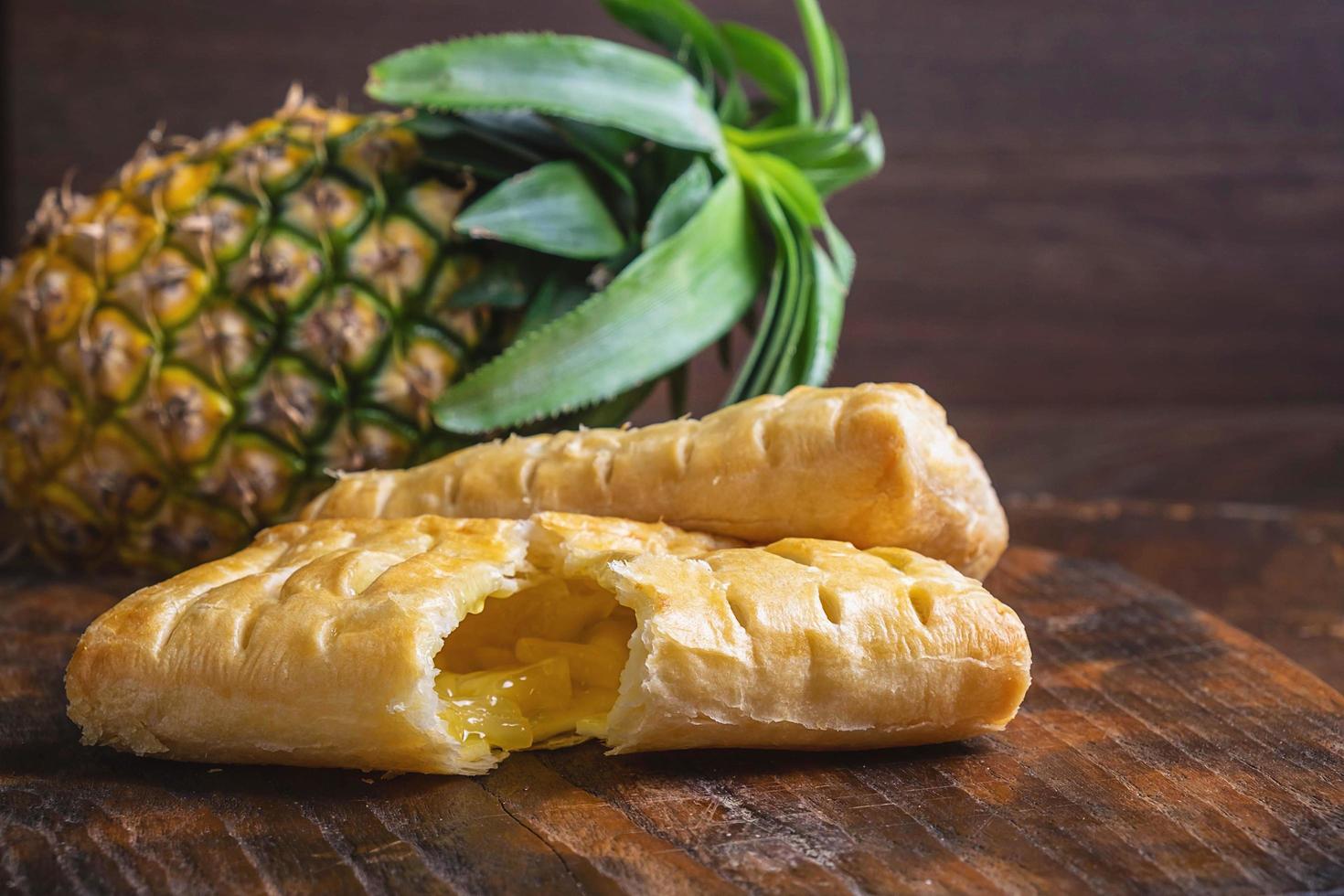 torta di ananas su uno sfondo di legno foto