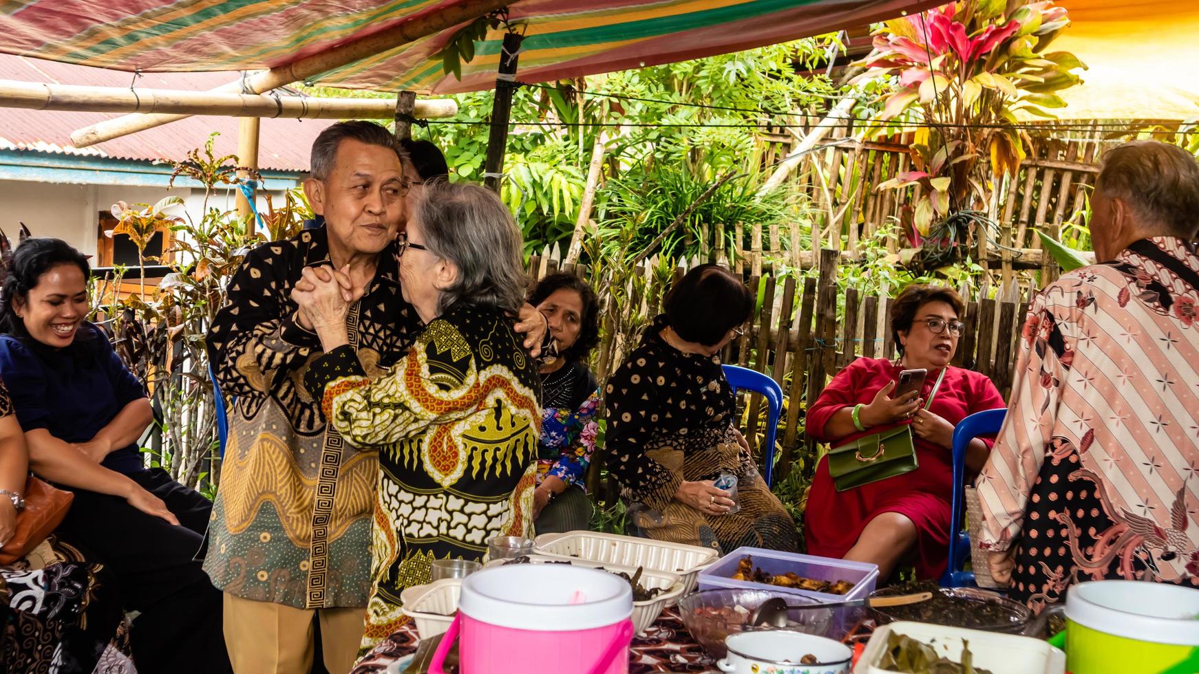 Sud Minahasa, Indonesia gennaio 2023, il famiglia ottenere insieme su vacanze foto