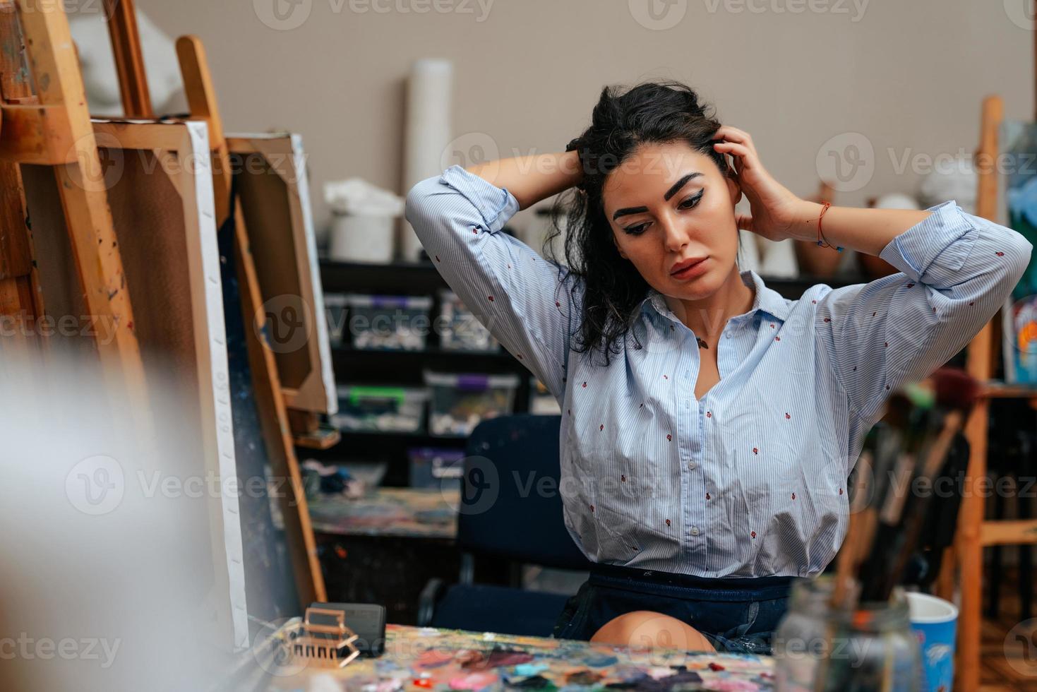 giovane artista Lavorando su un' pittura a il studio foto