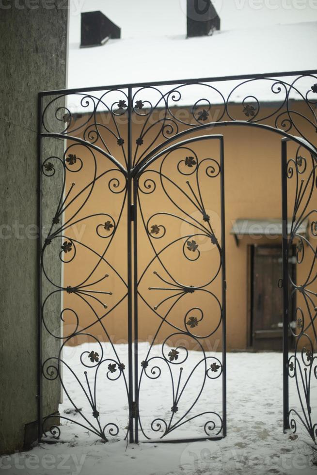 acciaio cancello nel vecchio cittadina nel inverno. forgiato cancelli. Ingresso per cortile. foto