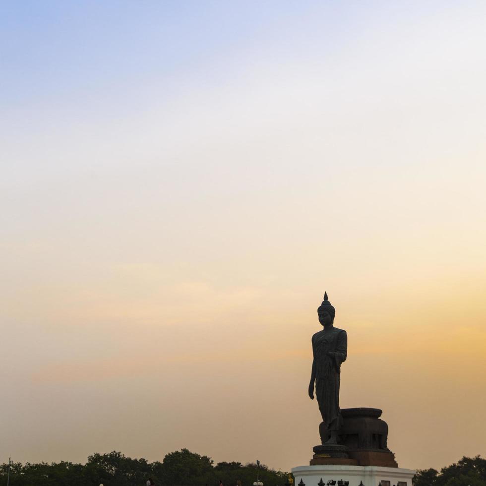 statua del buddha in thailandia al tramonto foto