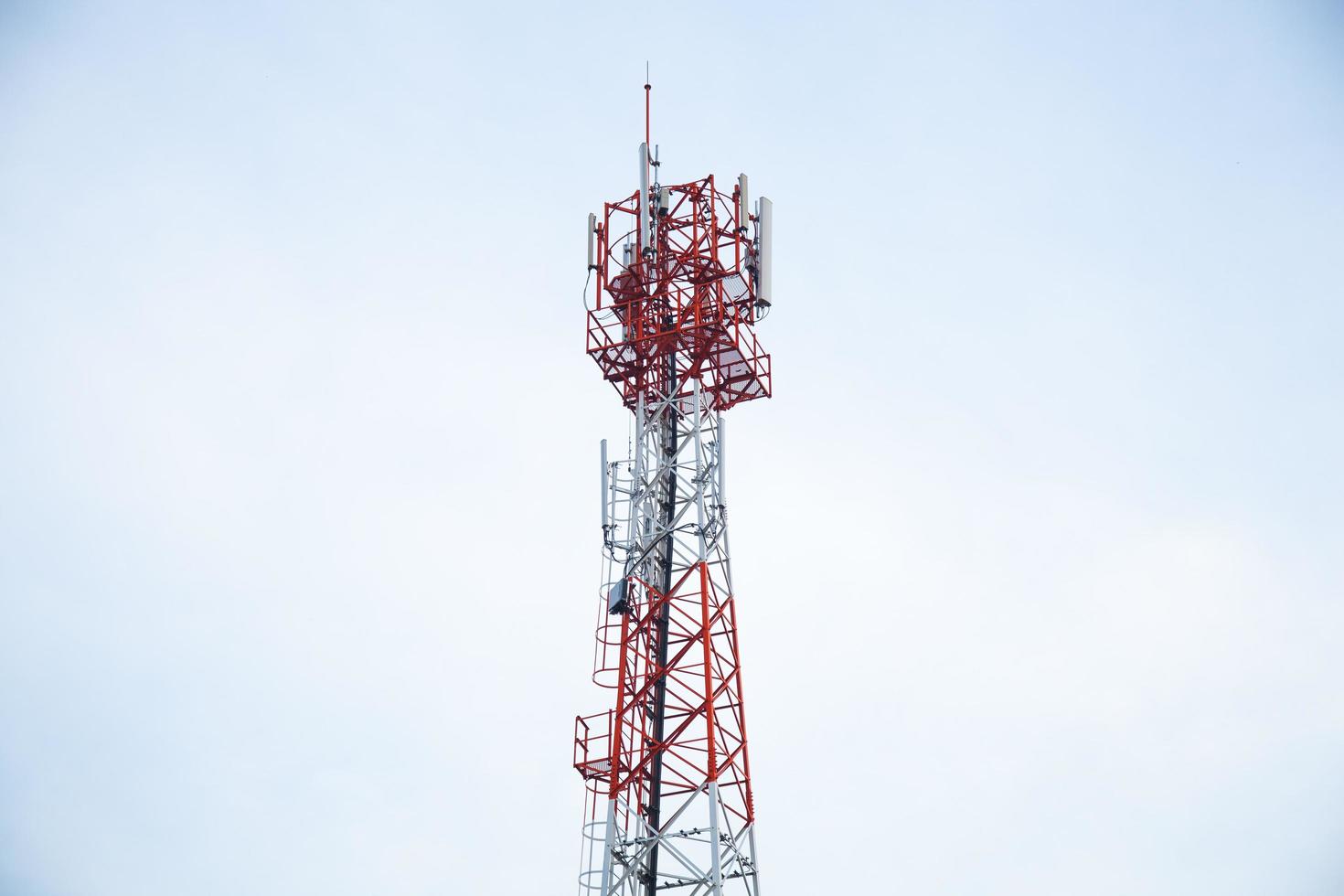 torre di trasmissione del telefono foto