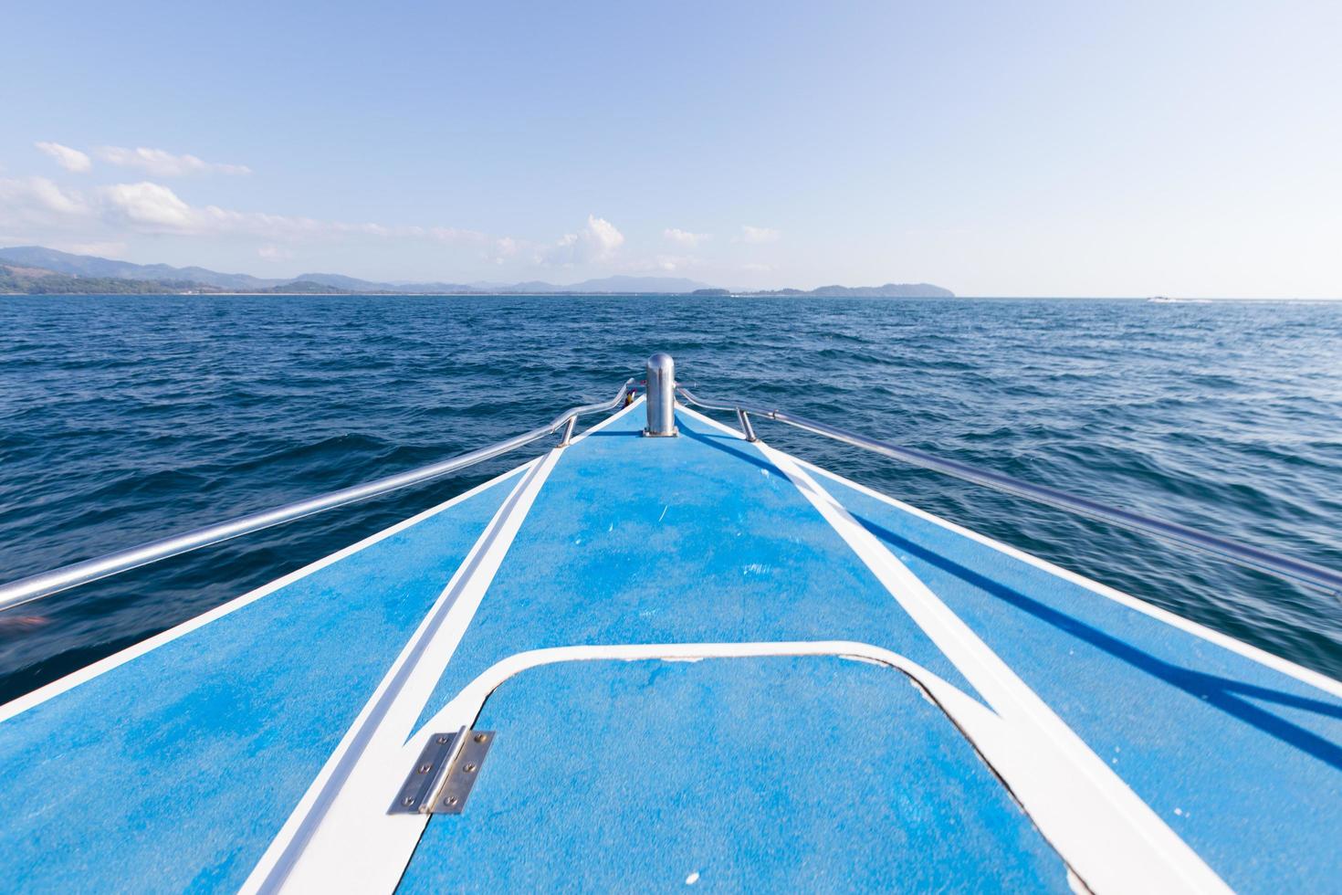 davanti alla barca in mare foto