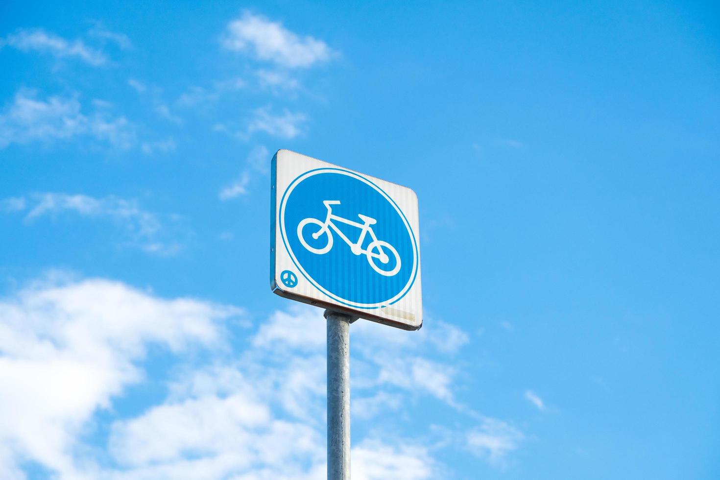 segno della bici e cielo blu foto