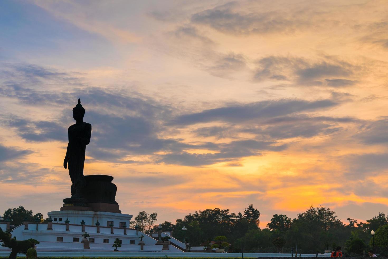 grande statua del buddha in thailandia foto